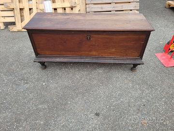 Cassapanca in noce massello antica del 700