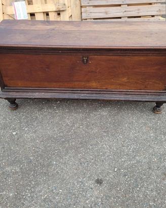 Cassapanca in noce massello antica del 700