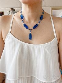 Collana elegante con perline blu e cristalli