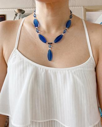Collana elegante con perline blu e cristalli