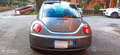 maggiolone volsvagen  grigio.      