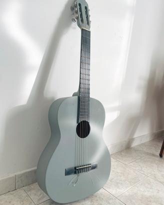 Chitarra Classica Grigia – In Buone Condizioni 🎸