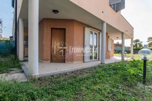 VILLETTA A SCHIERA CON GIARDINO IN CLASSE A