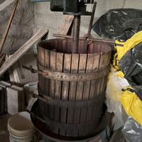 Torchio manuale a croce per uva antico