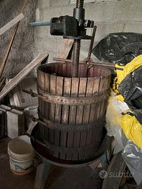 Torchio manuale a croce per uva antico