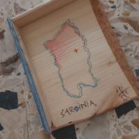 quadretto rappresenta  sardegna,  legno impregnato