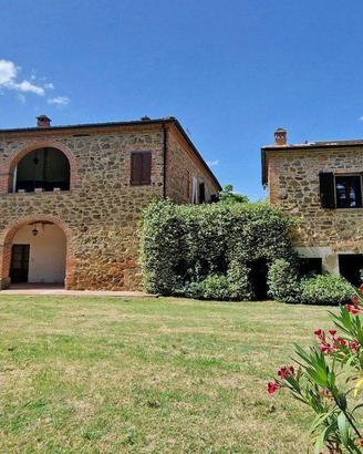 Rustico / Casale di 450 m² con più di 5 locali e b