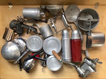 Casalinghi vecchi in metallo