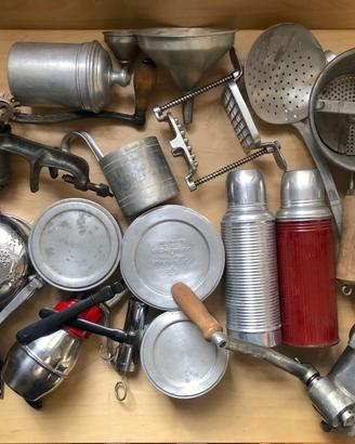 Casalinghi vecchi in metallo