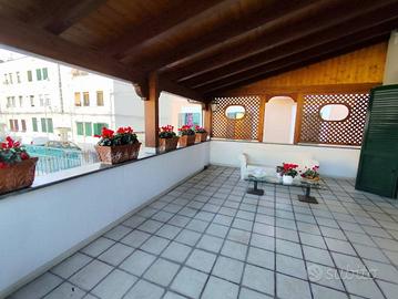 Palazzo / Stabile di 362 m² con più di 5 locali a 