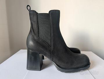 Stivaletti  donna  37 in nabuk nero nuovi