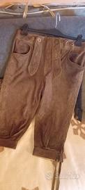 Lederhosen pantaloni tipici tirolesi