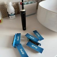 Spazzolino Oral B elettrico + 6 ricambi