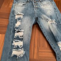 Jeans bottoni stile vintage con strappi