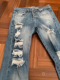 Jeans bottoni stile vintage con strappi