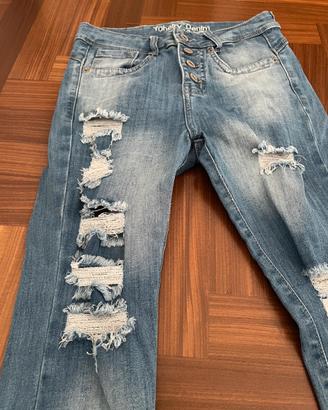 Jeans bottoni stile vintage con strappi
