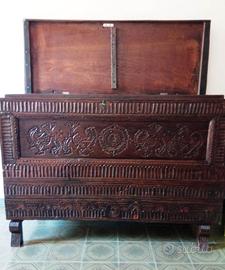 Antica cassapanca sarda in legno di castagno