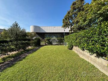 VILLA A SCHIERA D'ANGOLO A BRESCIA