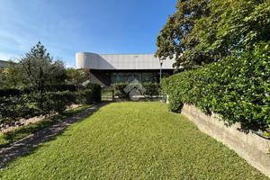 VILLA A SCHIERA D'ANGOLO A BRESCIA