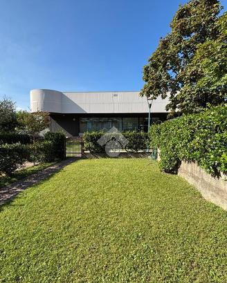 VILLA A SCHIERA D'ANGOLO A BRESCIA