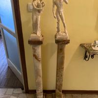 Colonne in onice con statuette