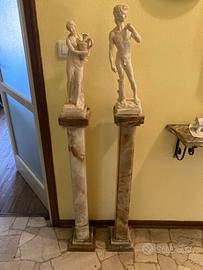 Colonne in onice con statuette