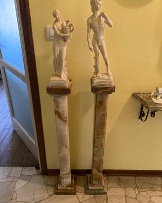 Colonne in onice con statuette