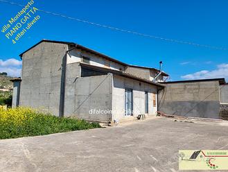 Villa ristrutturata mq 180 con 4 ettari uliveto