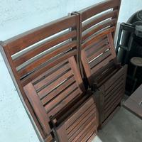 Tavolo Ikea con due sedie e due sgabelli