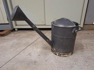 Antico annaffiatoio in zinco