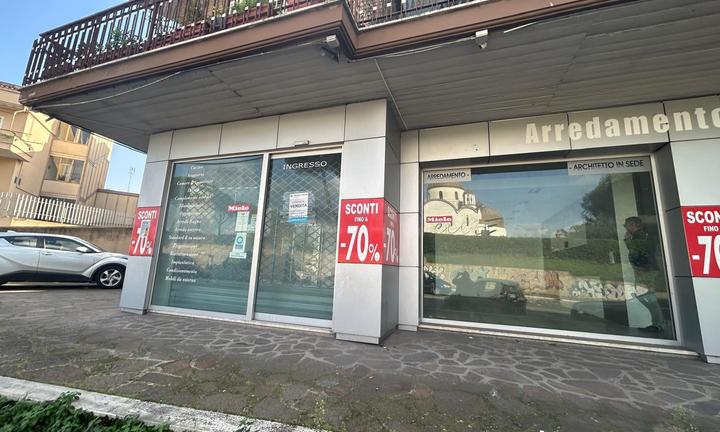 NEGOZIO VIA BOCCEA VICINO GRA mq200