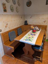 tavolo panca e sedie in legno 