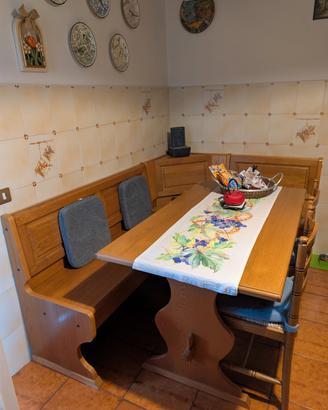 tavolo panca e sedie in legno 