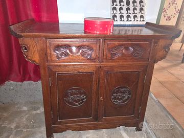 Credenzina orientale in legno massello con intagli