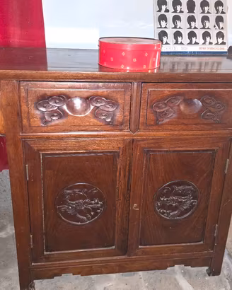 Credenzina orientale in legno massello con intagli