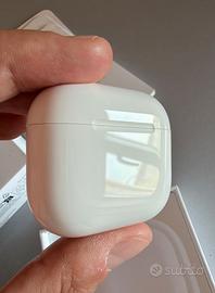Apple AirPods 4 modello ANC e custodia wireless