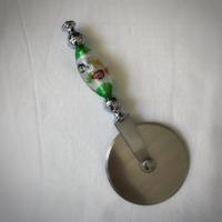 Rotella taglia pizza con manico in murrina