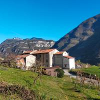 Antica dimora immersa tra montagne e caprioli
