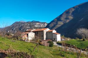 Antica dimora immersa tra montagne e caprioli
