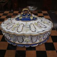 centrotavola in ceramica di Capodimonte 