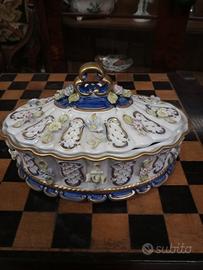 centrotavola in ceramica di Capodimonte 