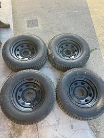 Cerchi e gomme chiodate