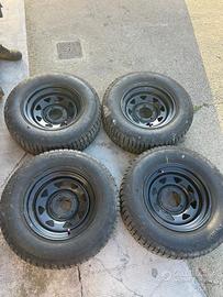 Cerchi e gomme chiodate