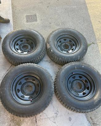 Cerchi e gomme chiodate