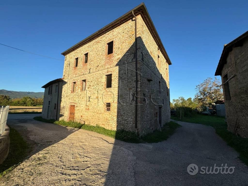 Rustico / Casale di 360 m² con più di 5 locali e b - Altro