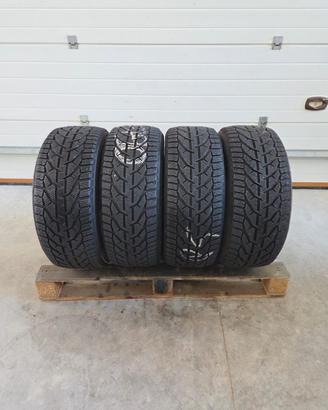 4 gomme 245 45 18 Strial invernali