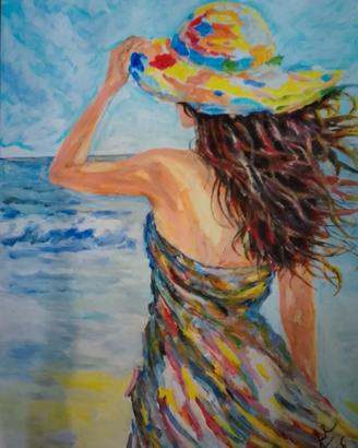 DONNA BRUNA CHE TRATTIENE IL CAPPELLO