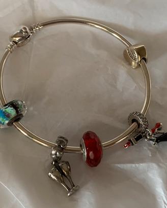 Bracciale rigido Pandora con 5 charms