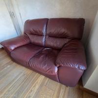 Divano rosso bordò in vera pelle pieno fiore 