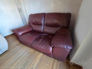 Divano rosso bordò in vera pelle pieno fiore 